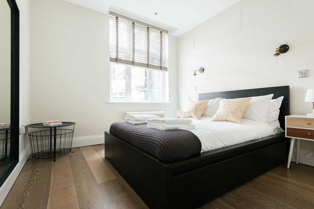 Фото The Oxford Street Retreat - Modern 3bdr in 2 Apartments