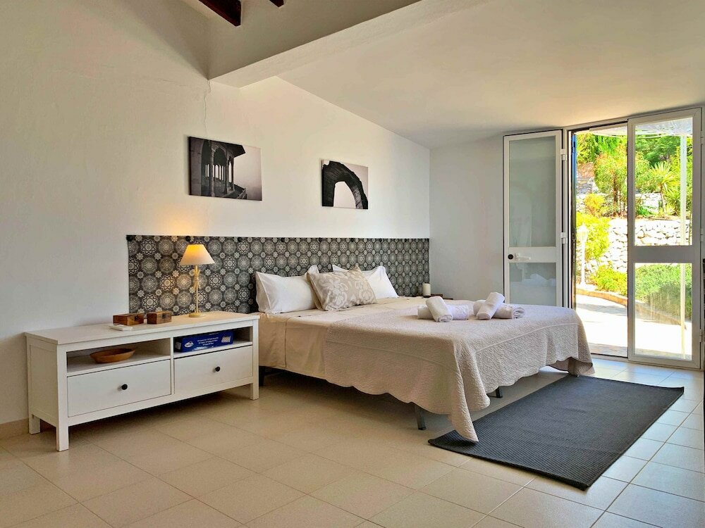 Фото Private, Bright, Spacious House with Pool & Hot Tub