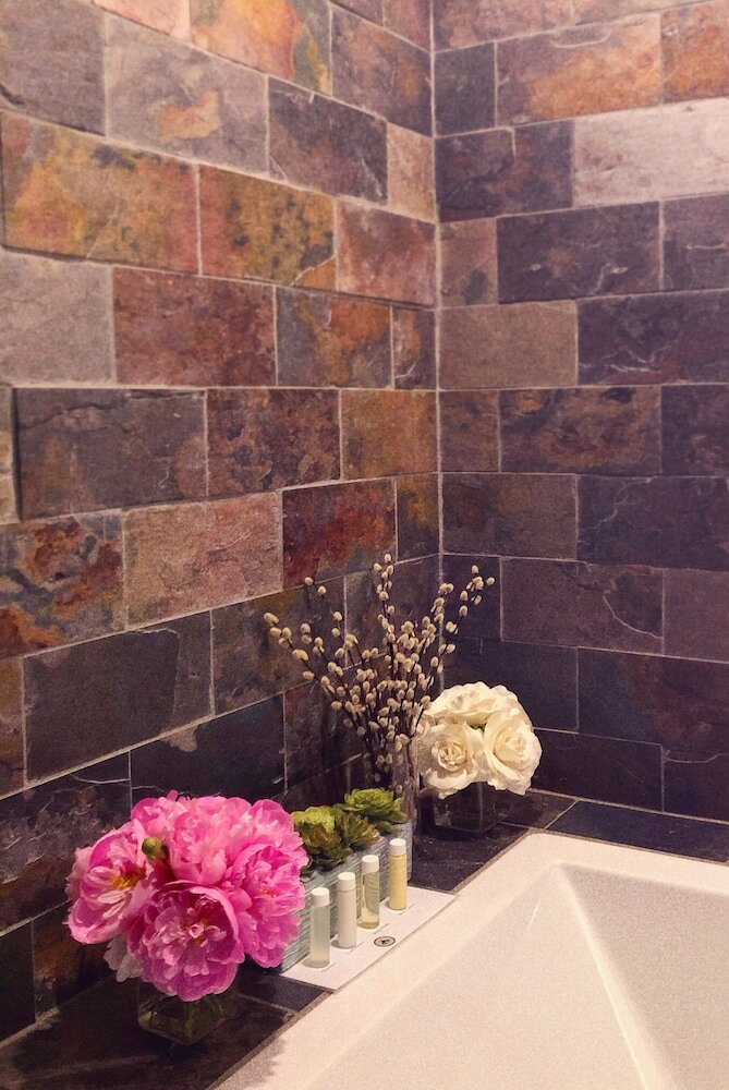 Фото Chatfield Hollow Inn