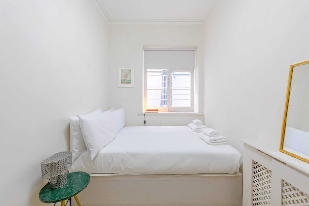 Фото Stylish 2bd Flat - 5 Minute Walk to Notting Hill!