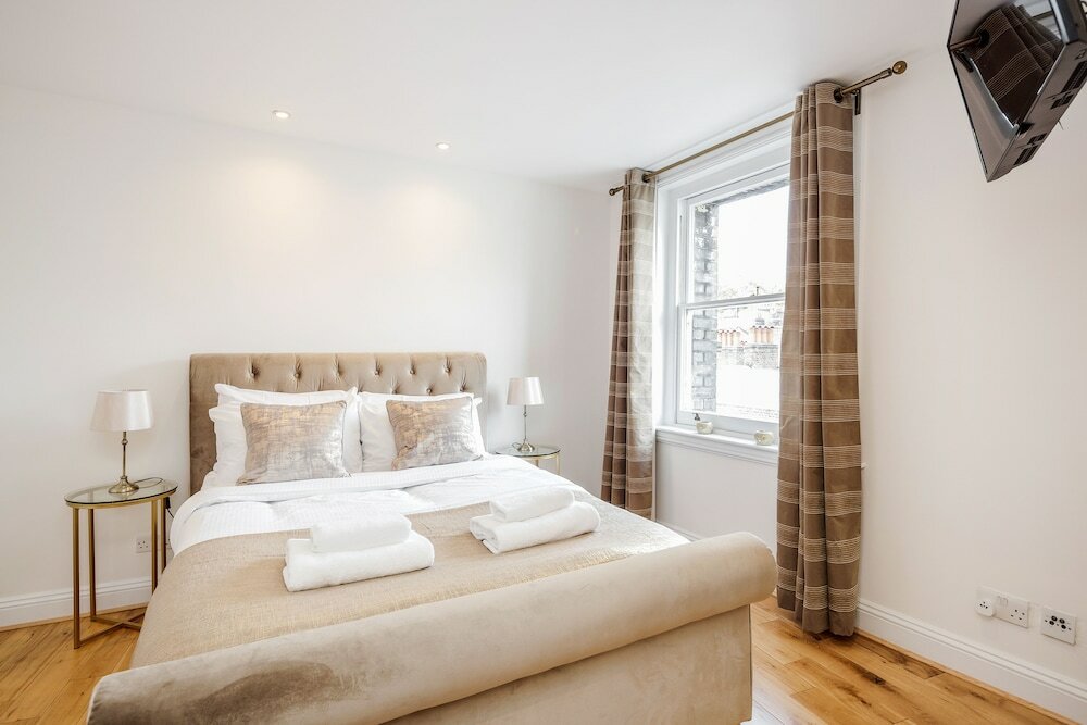 Фото Great Mayfair Apartment - Sleeps 6