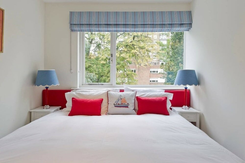 Фото Spacious & Tasteful 4-bed House in Holland Park