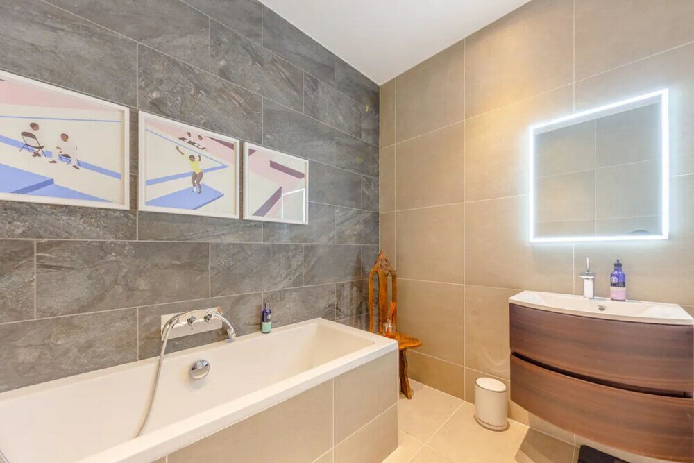 Фото Bright and Stylish 2 Bedroom Flat in Chiswick