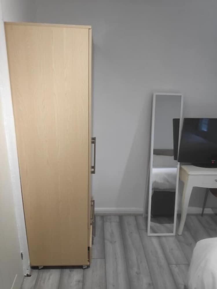 Фото Featherstone Court