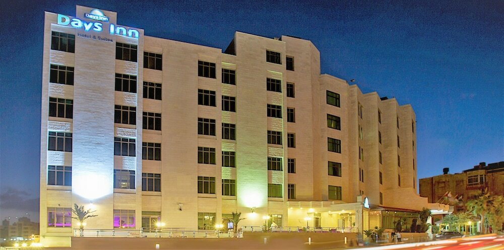 Фото Days Inn by Wyndham Hotel Suites Amman