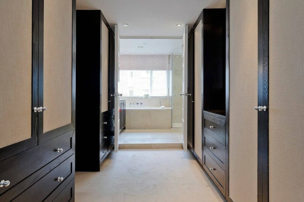 Фото Spacious & Tasteful 4-bed House in Holland Park