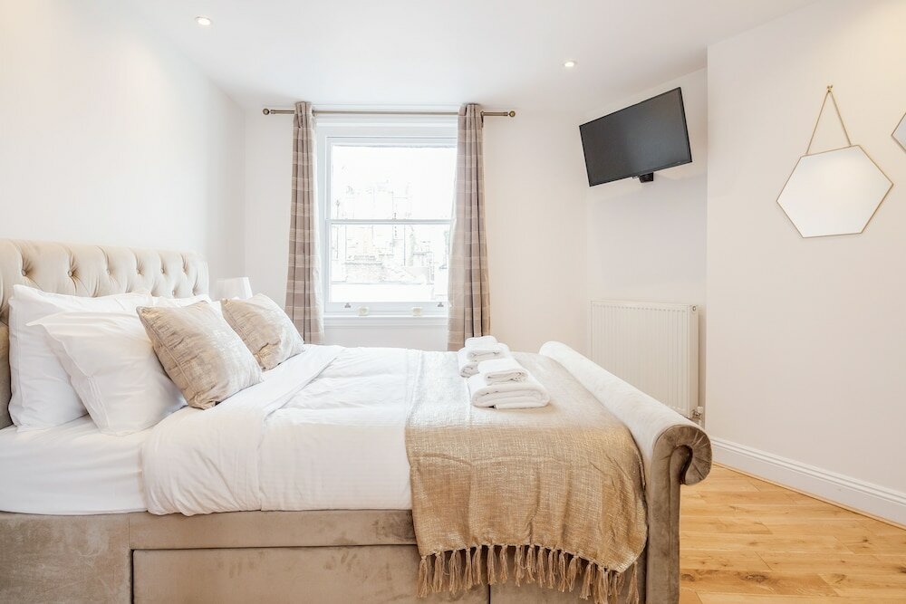 Фото Great Mayfair Apartment - Sleeps 6