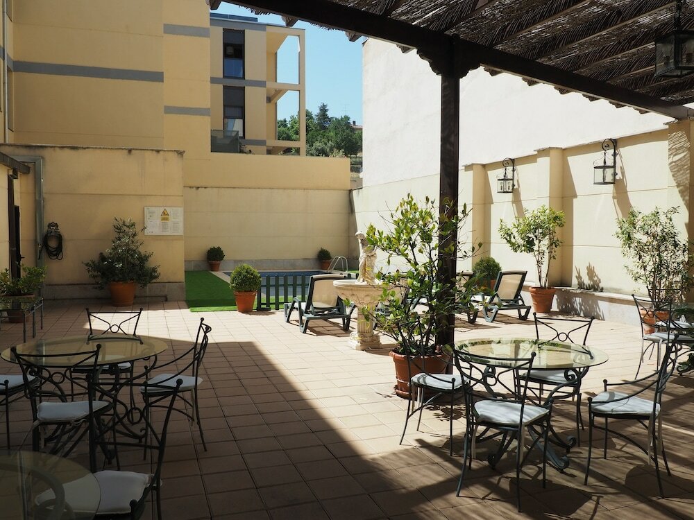 Фото Hotel Ele Puente Romano