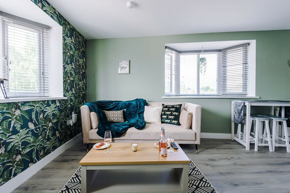 Фото One&Two Bedroom Luxe Apts near Trafford