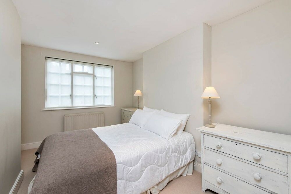 Фото Delightful 2-bed Home, Fulham
