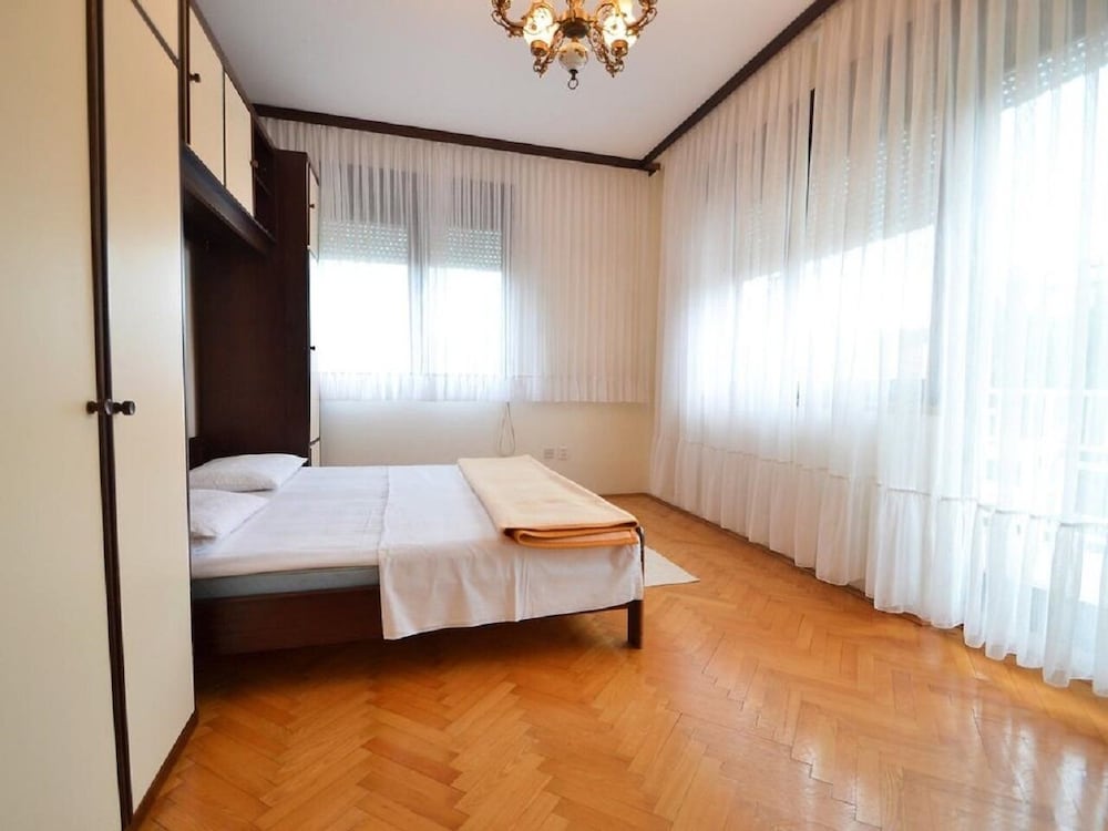 Фото Ruža - Comfortable 2 Bedrooms Apartment - A1
