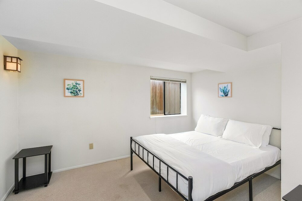 Фото Seattle's Orange Crown 87 Walkscore