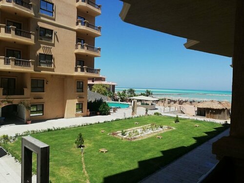 Гостиница 2 Bedrooms Apartment Pool & Sea View в Хургаде