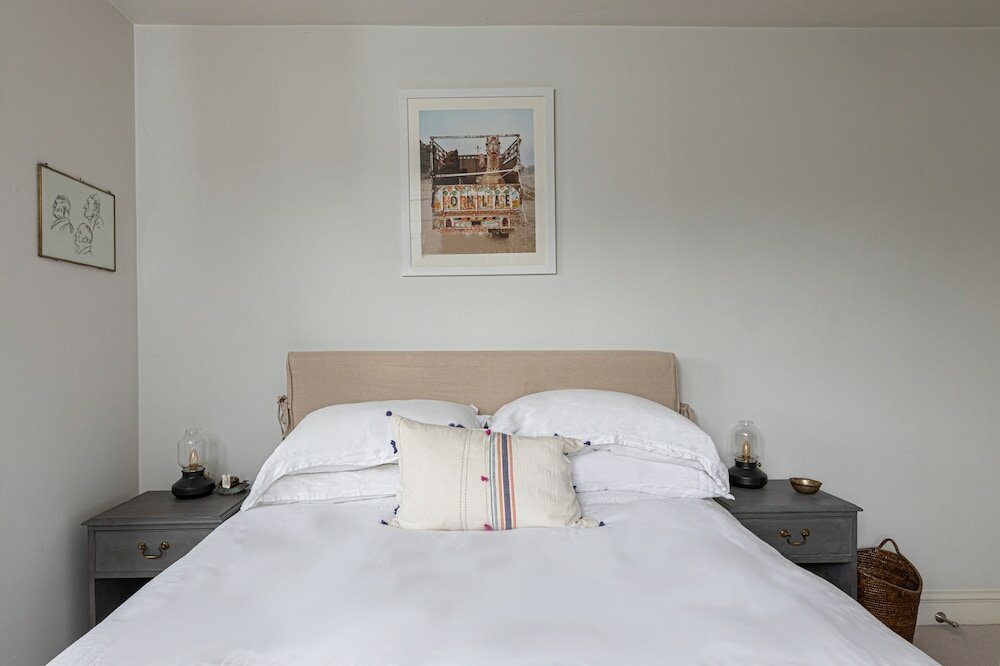 Фото Altido Stylish 2-bed Flat w Terrace Near Battersea Park