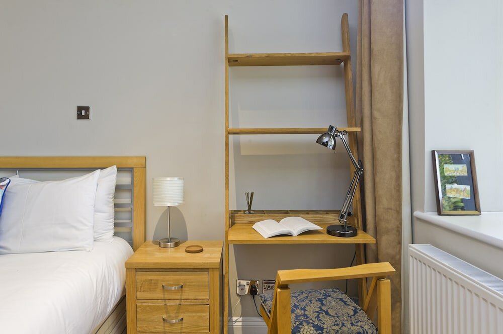 Фото Delightful Apartment in Prime Location Near Hampstead Heath by Underthedoormat