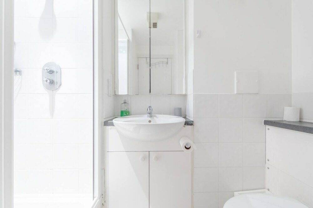 Фото Spacious 2 Bedroom Apartment Near White City