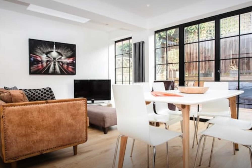 Фото Stylish Newly Refurbished 2 Bedroom Flat With Terrace