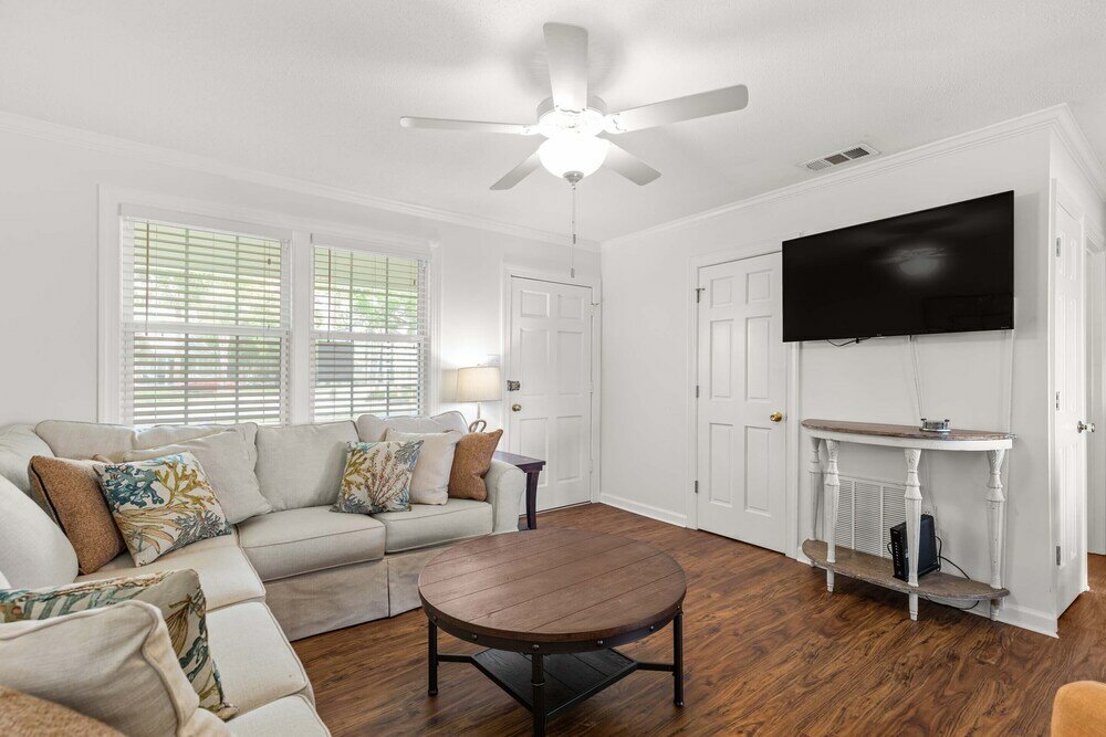 Фото 1401 Chatham Ave