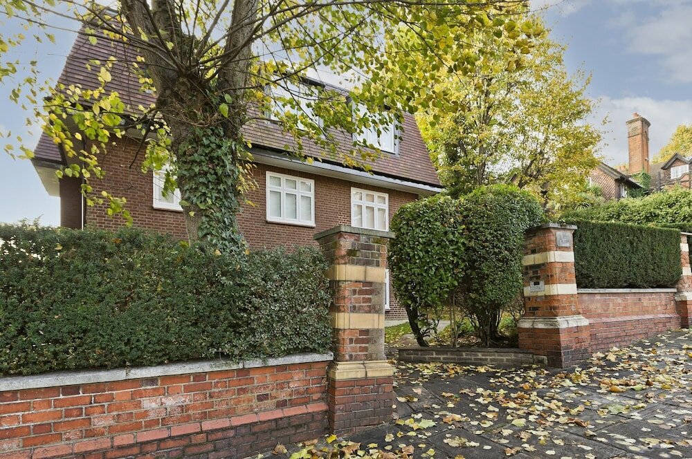 Фото Delightful Apartment in Prime Location Near Hampstead Heath by Underthedoormat
