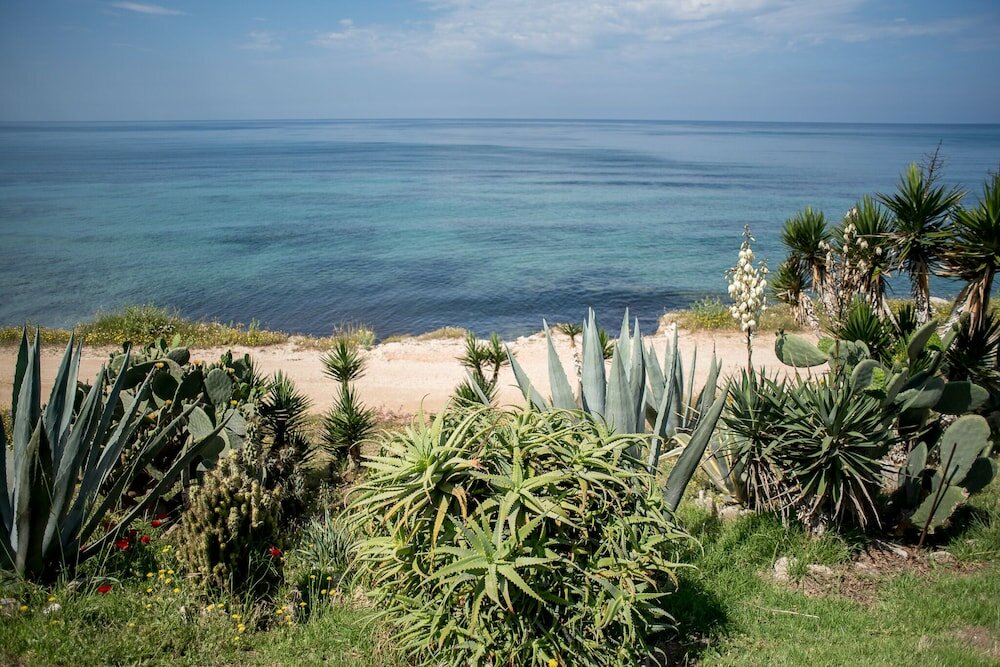 Фото Oikia Eleanthi - Beachfront Garden Home