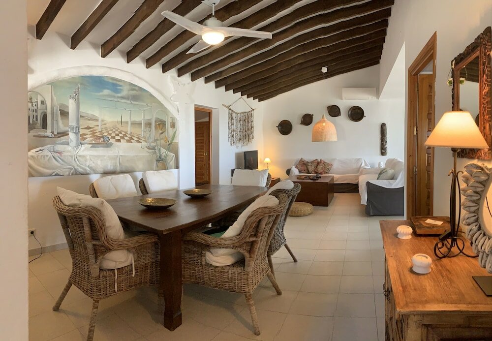 Фото Private, Bright, Spacious House with Pool & Hot Tub