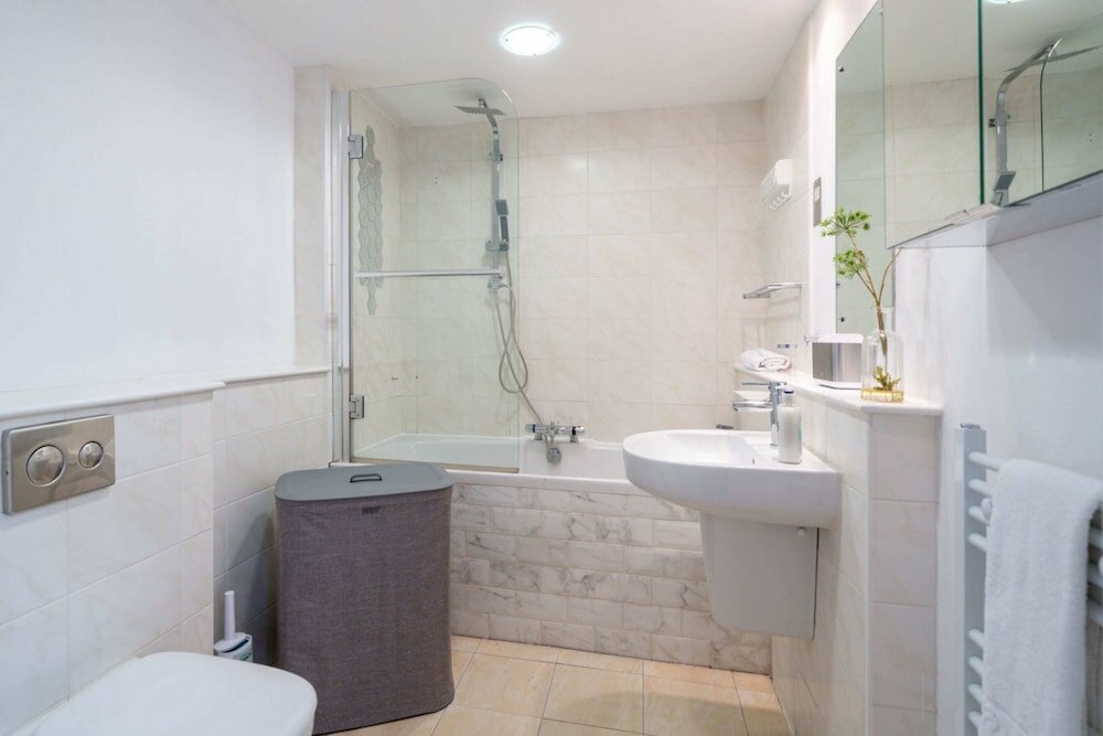 Фото Modern 1 Bedroom Barons Court Flat Lift and Balcony