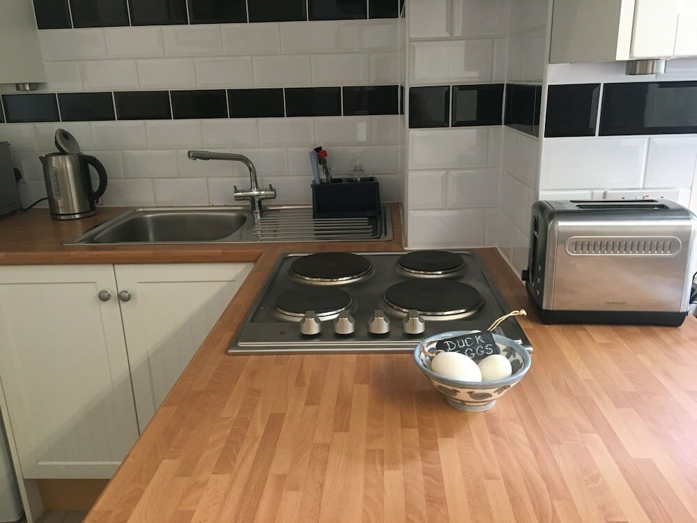 Фото Charming 1-bedroom Apartment Near South Downs