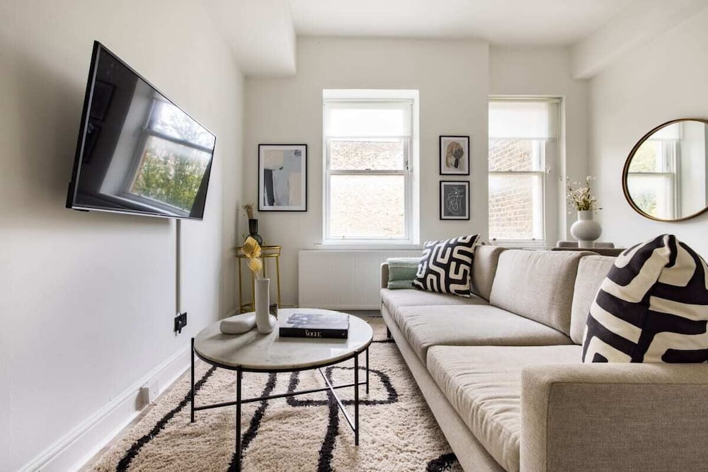 Фото The Kensington And Chelsea Classic - Glamorous 2bdr Flat