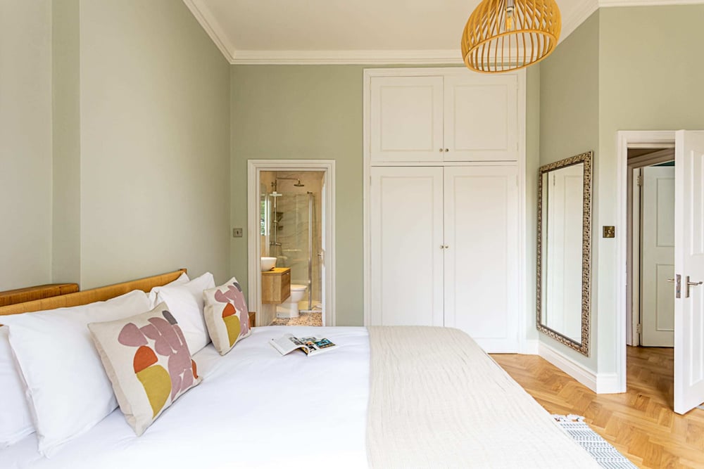 Фото Newly Renovated Two Bedroom Kensington Flat