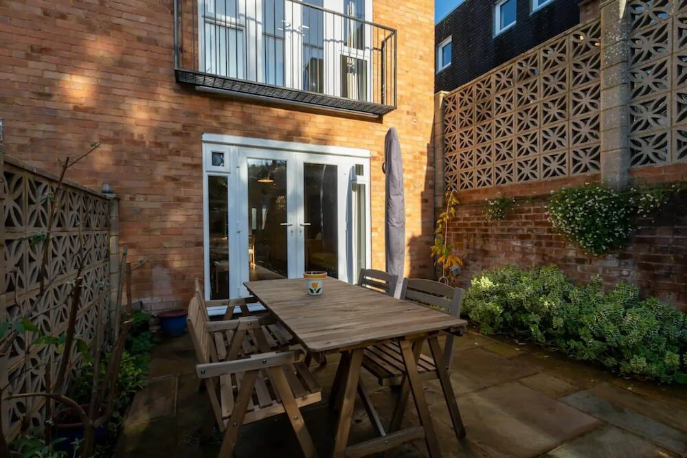 Фото Quiet 3 Bedroom House With a Garden in Putney