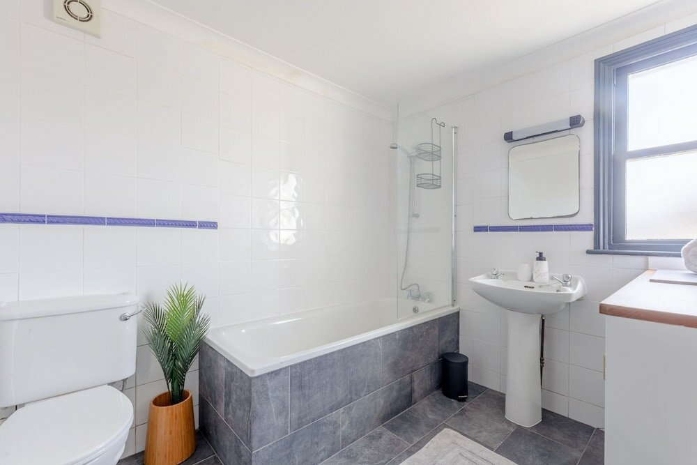 Фото Spacious 3 Bedroom Flat in Brixton