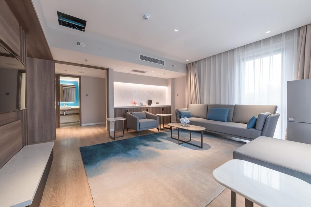 Фото Holiday Inn Express Beijing Shijingshan Lakeview, an Ihg Hotel