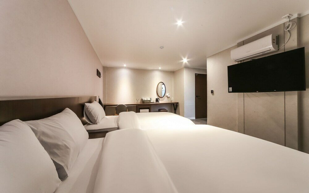 Фото Geojedo Jangseungpo Hotel Carara