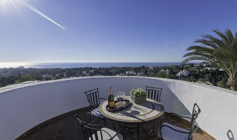 Фото Spacious Villa With Impressive Views