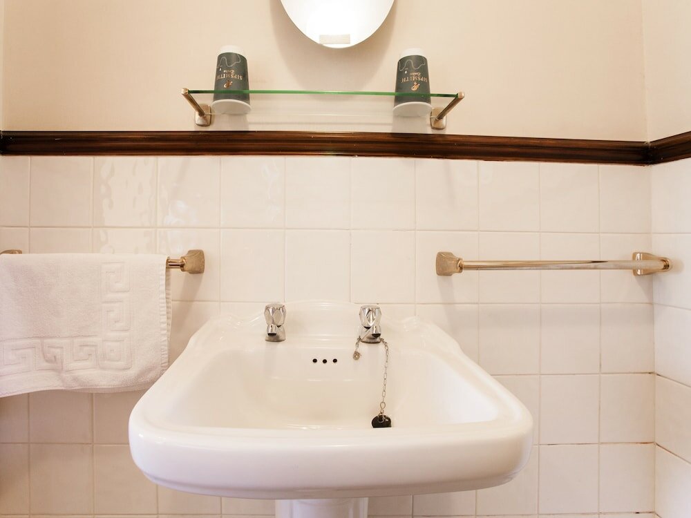 Фото Oyo Ye Olde Bowling Green Inn