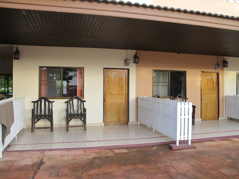 Фото Oyo Baan Tong Tong Pattaya Resort