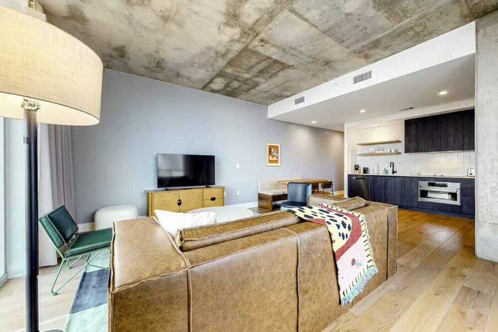 Фото Luxe High Rise off of Rainey St