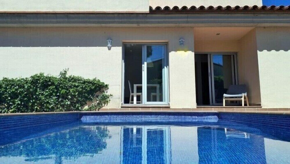 Фото Chalet con piscina y vistas a 10min de la playa de Blanes