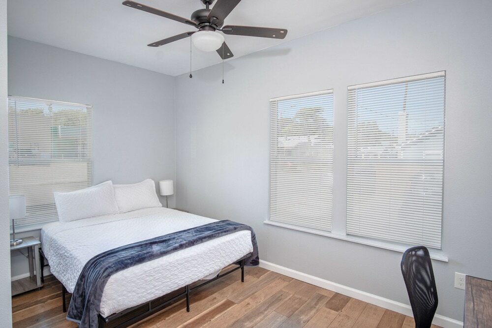 Фото Magnificent Large Home Near Downtown