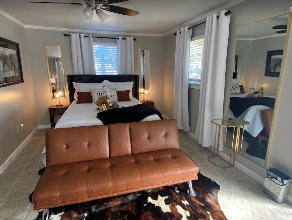 Фото Stunning Cozy Downtown Guesthouse