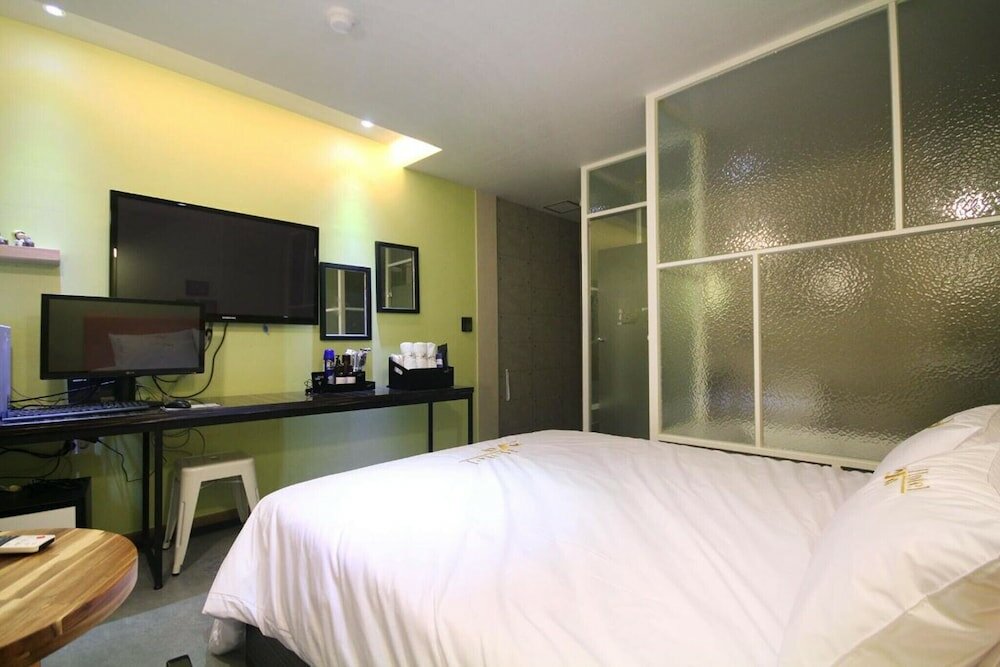 Фото Yeosu Hakdong Ja Self Check-in Motel