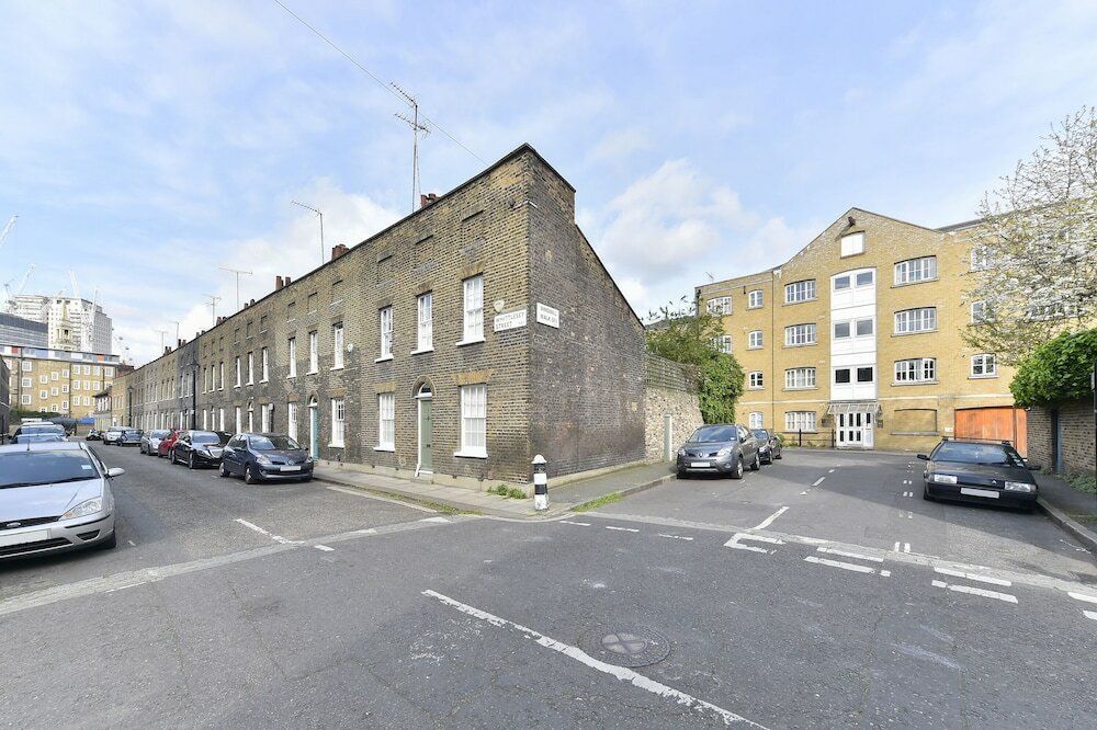 Фото Altido Calm 2br Apt w Parking & Patio, near London Eye