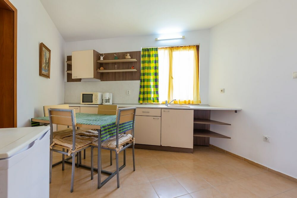 Фото 2 Bedroom Apartment in Dafinka Guest House
