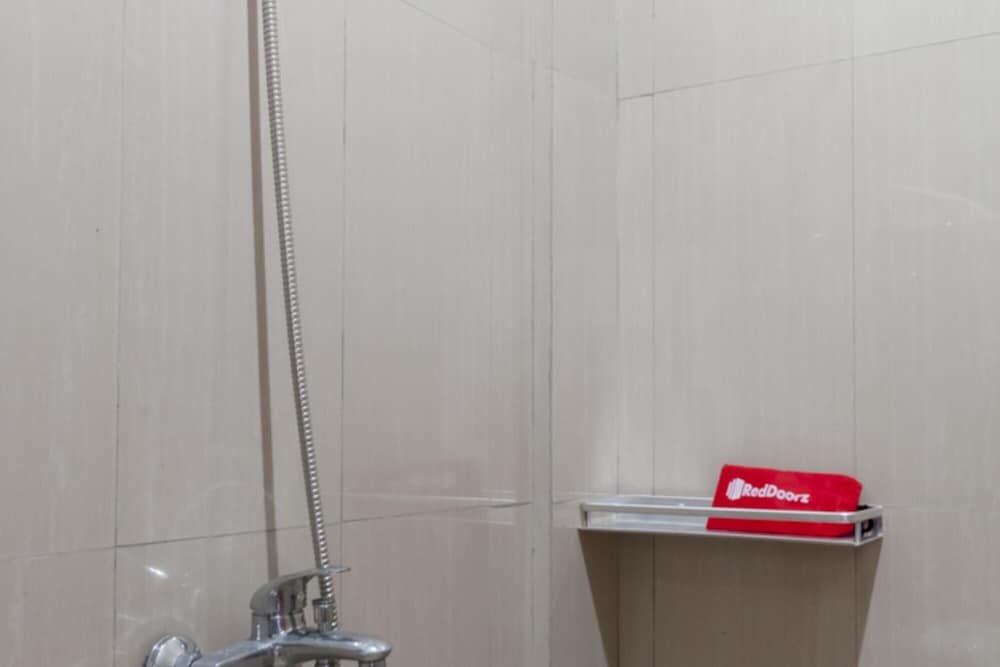 Фото RedDoorz Syariah Plus near Trans Studio Cibubur