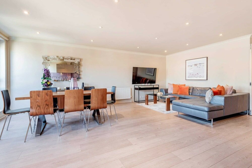 Фото Stunning 3-bed in the heart of London