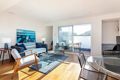Апартаменты Three Bedroom Kensington Flat в Лондоне