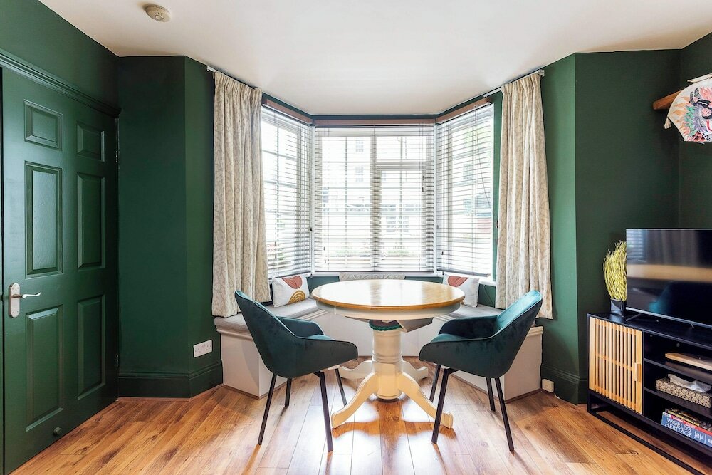 Фото Chiswick Gem: Stylish 1-bed Flat for Modern Living