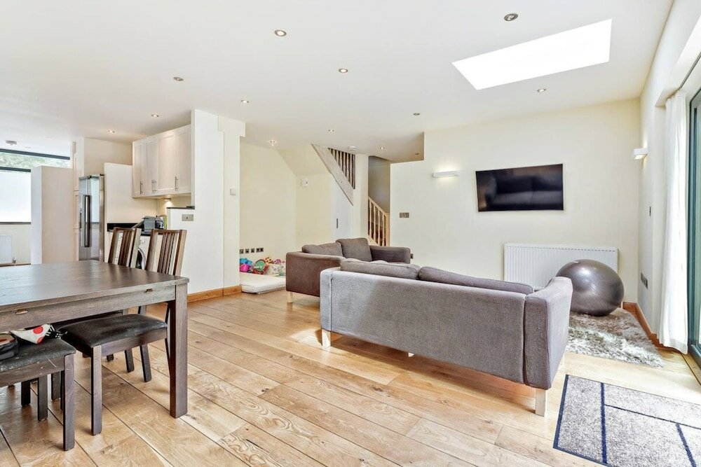 Фото Stylish and Bright 3 Bedroom Duplex in North London