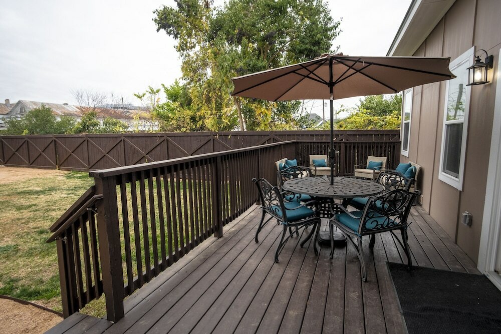 Фото Brand New Large Impressive House Near Downtown!