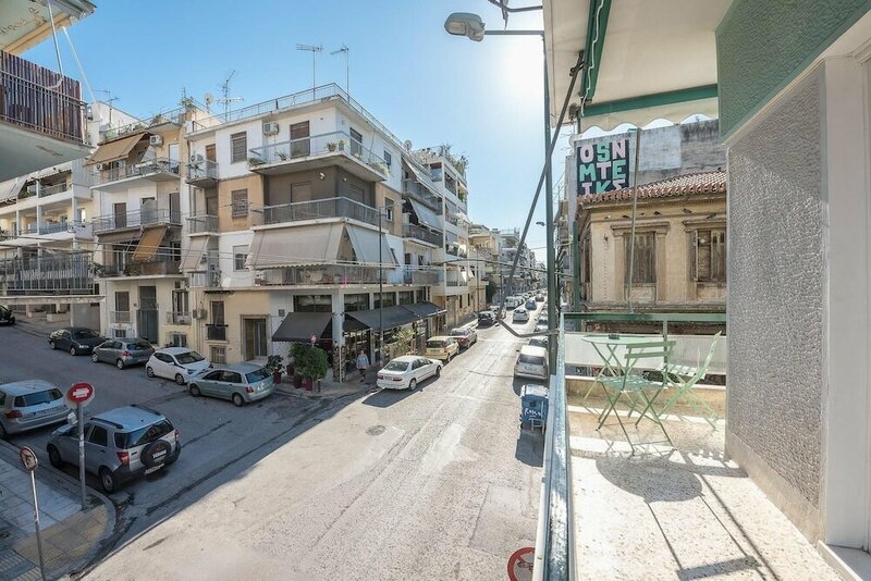 Гостиница Bright 2 Bdrm apt in the Heart of Athens в Афинах